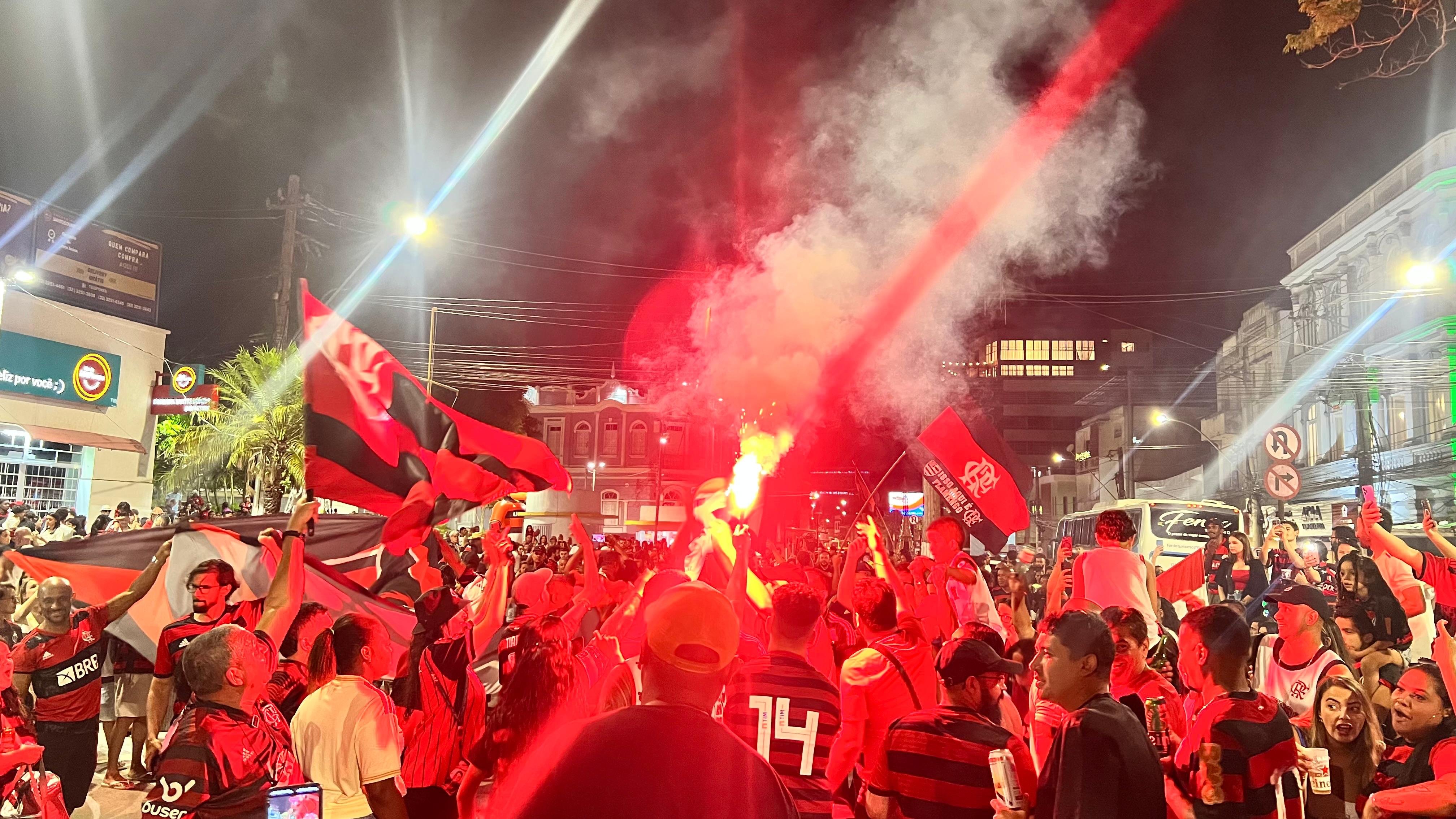 Vídeo: Flamenguistas celebram título da Libertadores pelas ruas de Santos Dumont